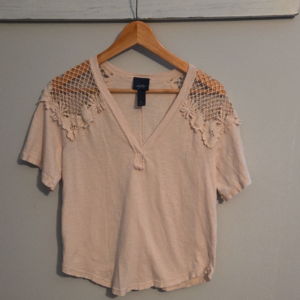 Daytrip Light Beige Crochet Accent Tee.EUC